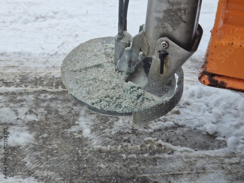Winterdienst beim Streuen