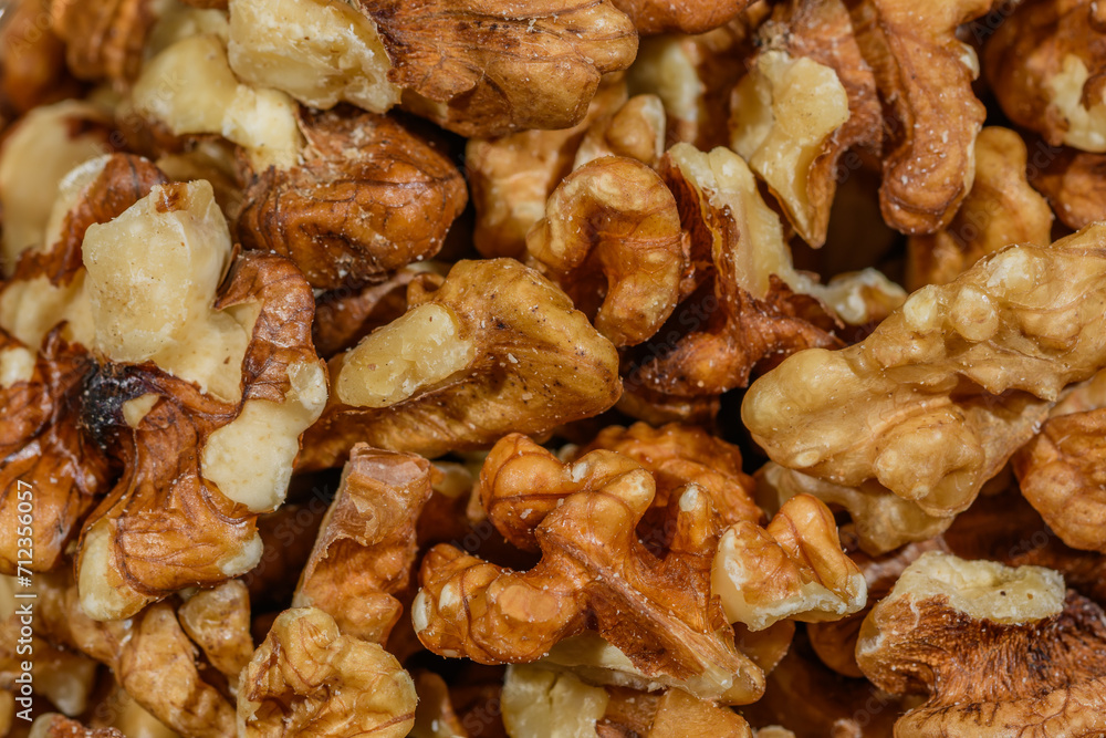 Orzechy włoskie w zbliżeniu makro, izolowane łuskane chrupiące orzechy z brązową skórką wypełniają kadr Orzechy włoskie w zbliżeniu makro, izolowane łuskane chrupiące orzechy z brązową skórką wypełniają kadr
