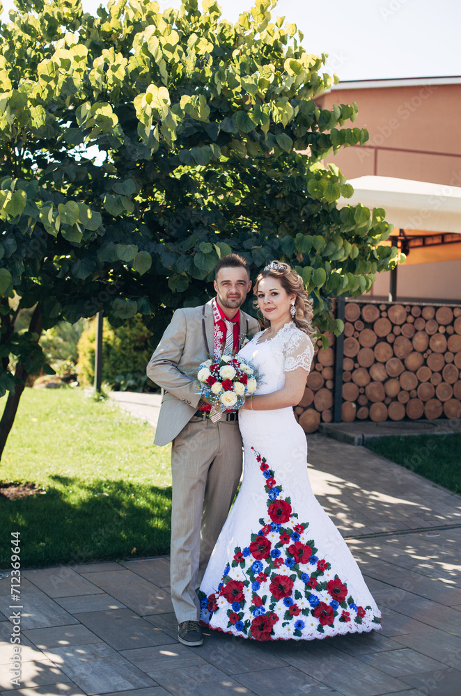 Obraz premium wedding couple walking on the street