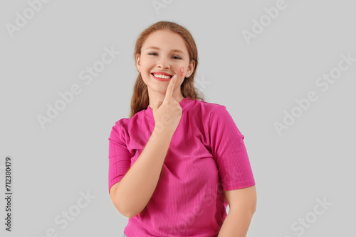 Young woman pointing at dra...