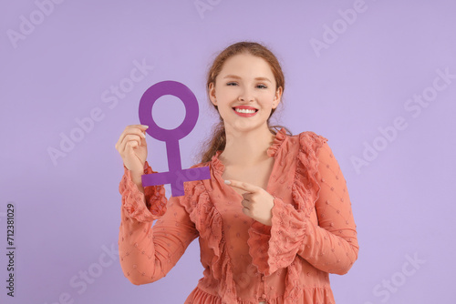 Young woman pointing at gen...
