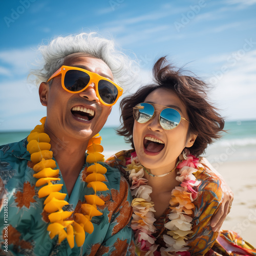 Casal de idosos japoneses tirando ferias na praia