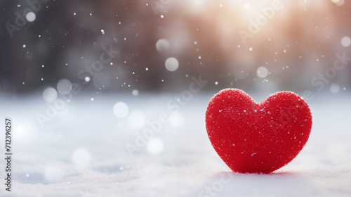 Coração vermelho na neve com o fundo desfocado © vitor