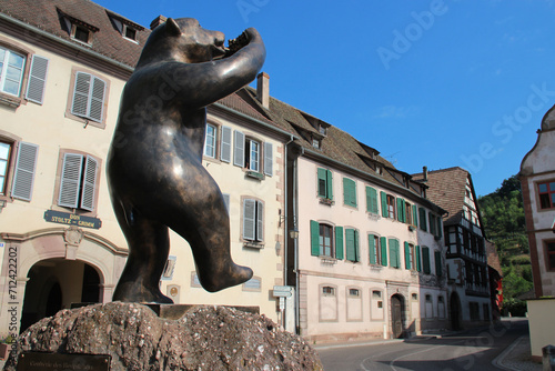 Fototapeta Naklejka Na Ścianę i Meble -  bronze statue of a bear and habitation buildings andlau in alsace in france
