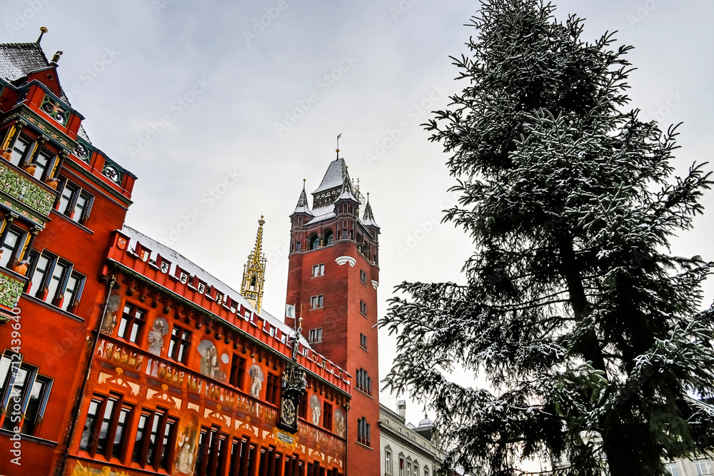 Obraz premium Basel, Rathaus, Marktplatz, Weihnachtsbaum, Tannenbaum, Stadt, Altstadt, Basel-Stadt, Winter, Schnee, Schneedecke, Schweiz