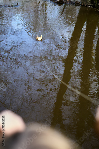 Voyage miniature, petit bateau retenu par un fil sur la rivière, jouet d'enfant photo