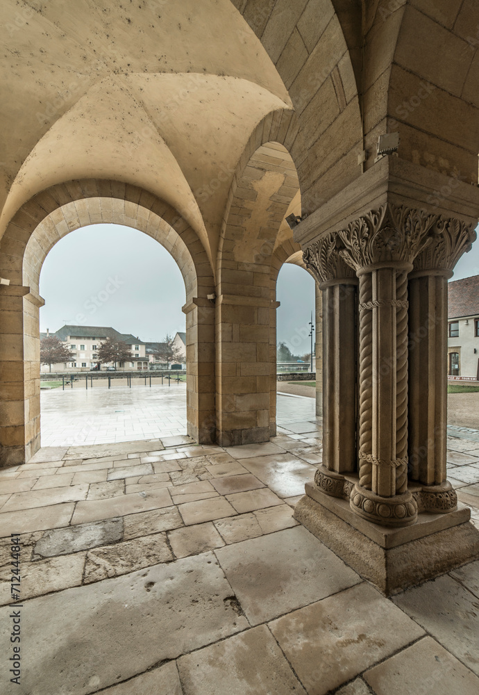 Détail du narthex de la basilique du Sacré-Cœur de Paray-le-Monial, Saône-et-Loire, France