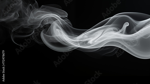 Vague de fumée blanche sur fond noir. Effet flou, vague en mouvement. Arrière-plan pour conception et création graphique, bannière.
