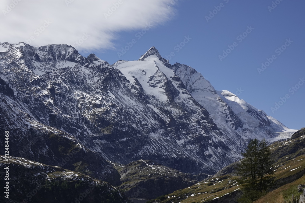Obraz premium Blick zum Großglockner im Herbst bei Neuschnee und Sonnenschein 
