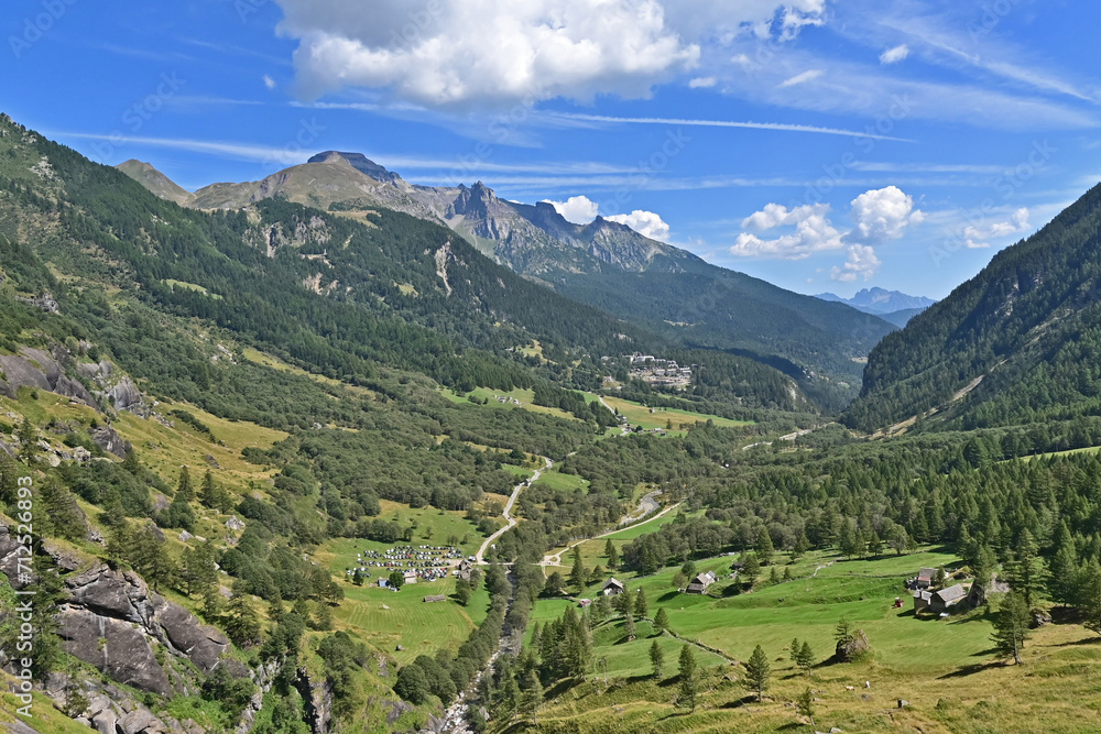 baite e pascoli nella valle verso del Parco Naturale Alpe Veglia e Alpe Devero, Valle d'Ossola - Piemonte