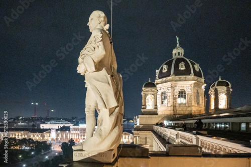 Statue und Kuppel auf dem Dach eines Museums in Wien