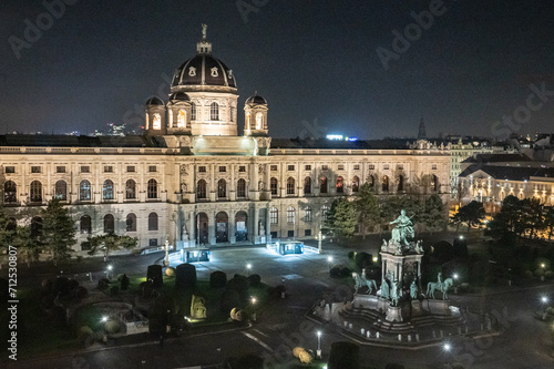 Kunsthistorisches Museum in Wien mit Maria Theresia Statue bei Nacht