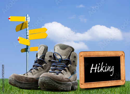 Hiking Schild mit Bergstiefeln in Berglandschaft