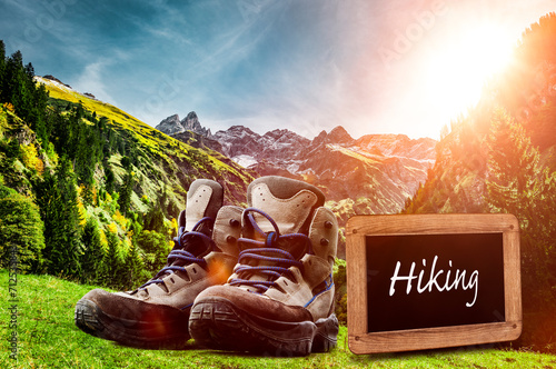 Hiking Schild mit Bergstiefeln in Berglandschaft