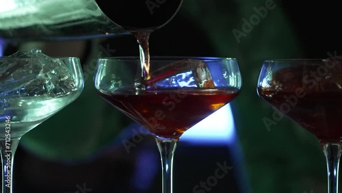 Barman terminando de elaborar un cóctel