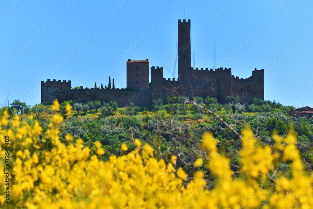 Castello di Montecchio Vesponi in primavera, Toscana
