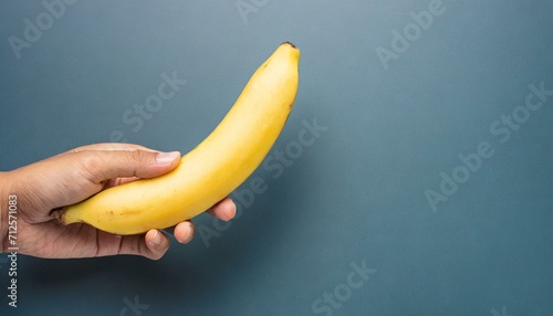 mão segurando banana para cima, conceito saúde sexual