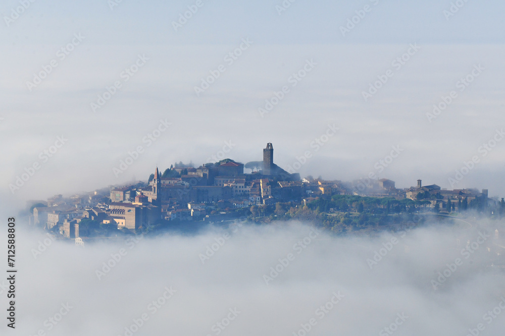 Nebbia a Castiglion Fiorentino, Toscana