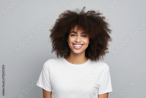 Beautiful african american woman with afro hairstyle and t-shirt © Iigo