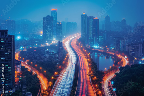 Stadt und Autobahn bei Nacht