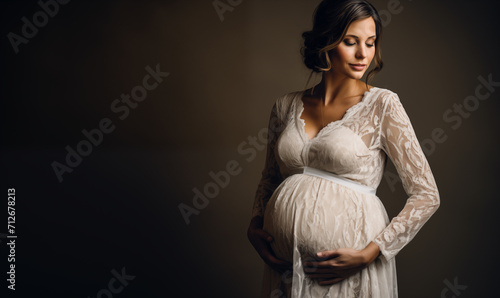 Belle femme enceinte debout sur fond noir, image avec espace pour texte