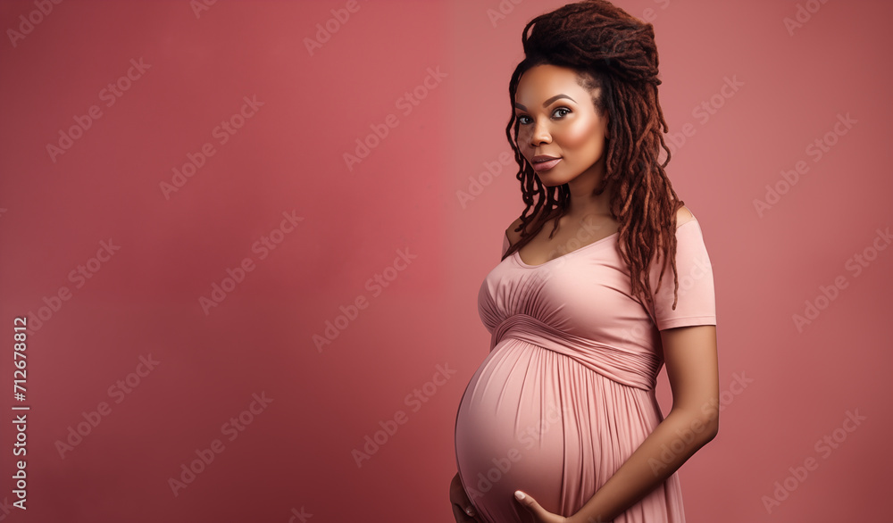Belle femme noire enceinte debout sur fond rose, image avec espace pour texte Belle femme noire enceinte debout sur fond rose, image avec espace pour texte