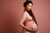 Belle femme noire enceinte debout sur fond rose, image avec espace pour texte