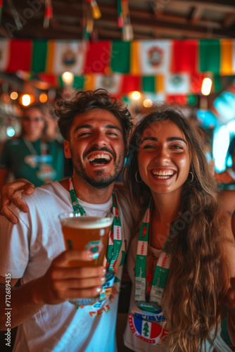 Fans der italienischen Mannschaft feiern die Meisterschaft in der Sportsbar