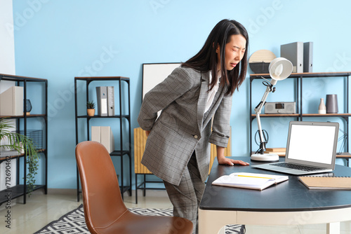 Young Asian businesswoman w...
