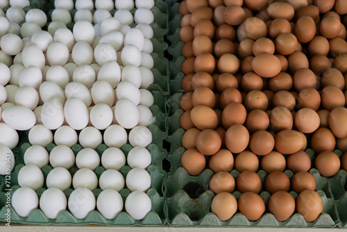 Fair, farmer's market, eggs, red and white eggs © Tiolhar - Tiago M.