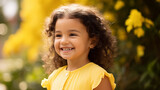  Portret studyjny dziecka uśmiechającego się na żółtym tle