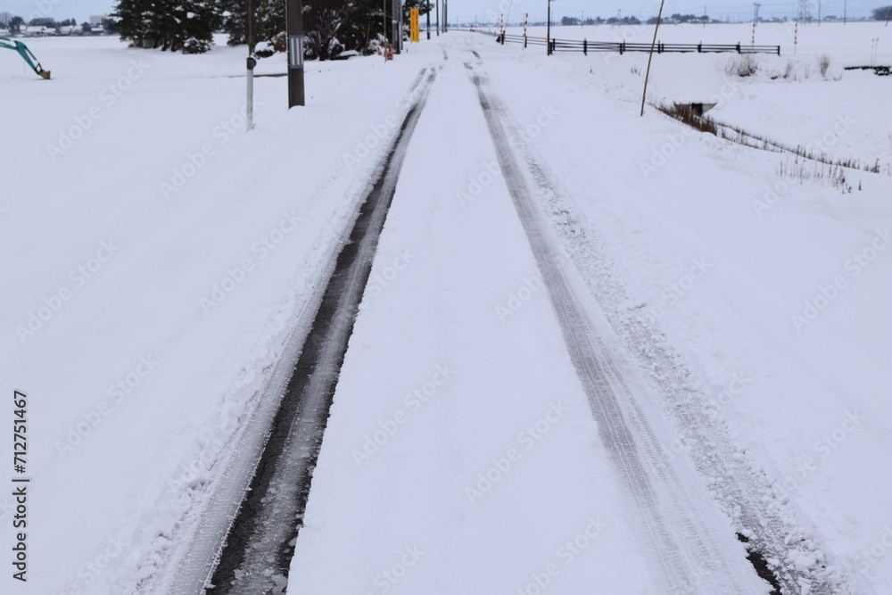 雪道のわだち / 日本有数の豪雪地帯 山形県庄内地方 雪道のわだち / 日本有数の豪雪地帯 山形県庄内地方