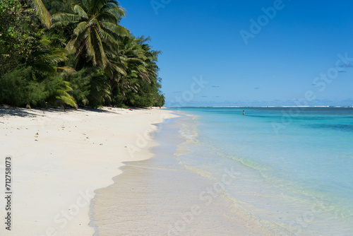 Fototapeta Naklejka Na Ścianę i Meble -  A beautiful white sandy beach on the tropical Pacific island of Rarotonga