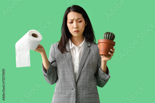 Young Asian businesswoman w...