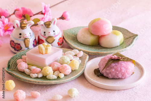 ひな祭りの食べ物 雛人形 雛あられ 桜餅