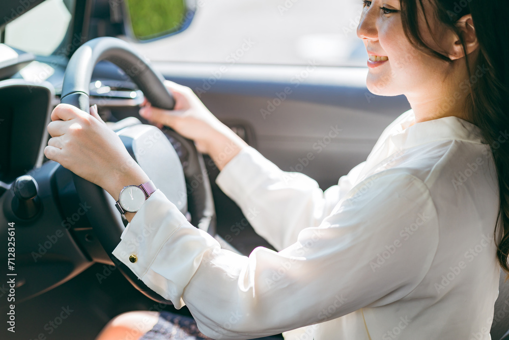 車を運転する女性ドライバー(カーナビ・ドライブ・オーディオ・エアコン・ハンドル)
車を運転する女性ドライバー(カーナビ・ドライブ・オーディオ・エアコン・ハンドル)