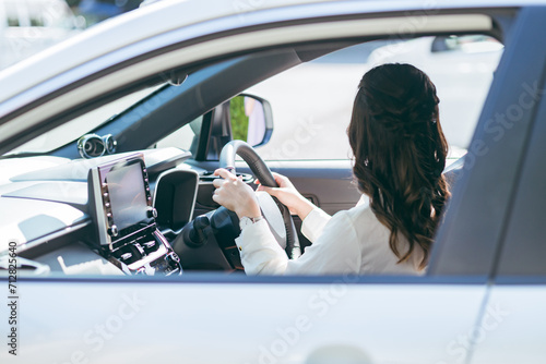 車を運転する女性ドライバー（駐車・車庫入れ・左右確認） 