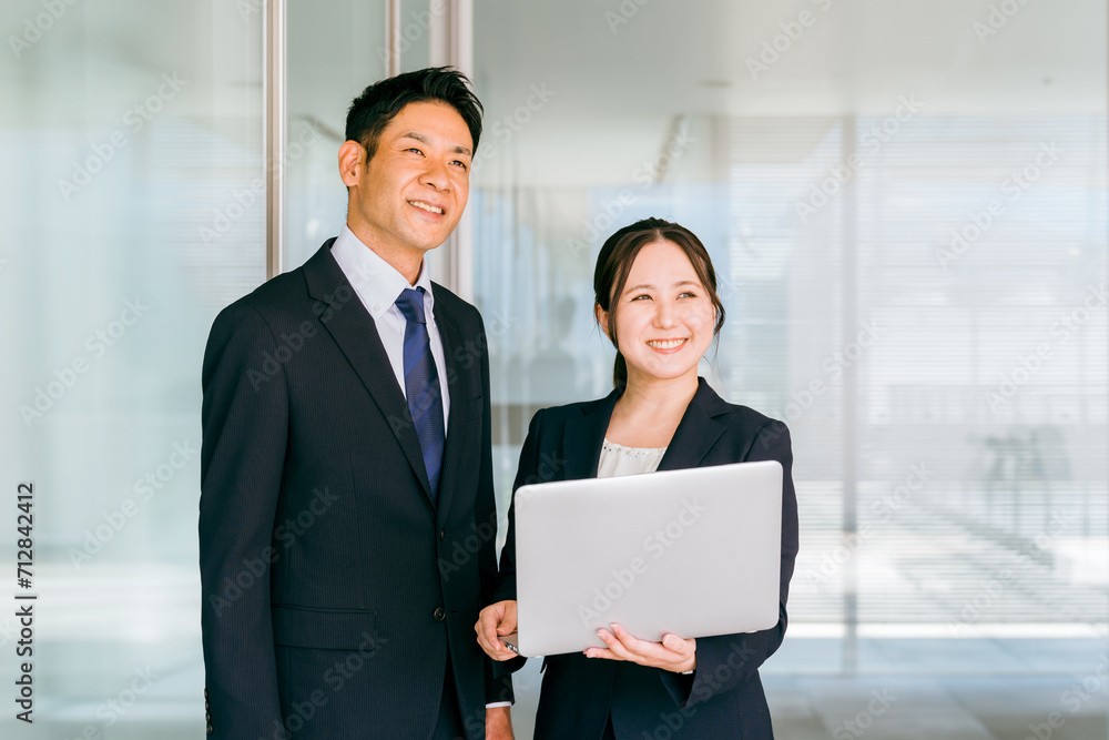 スーツを着た若い男女のアジア人ビジネスパーソン(弁護士・税理士・会計士・公務員・銀行員)
スーツを着た若い男女のアジア人ビジネスパーソン(弁護士・税理士・会計士・公務員・銀行員)