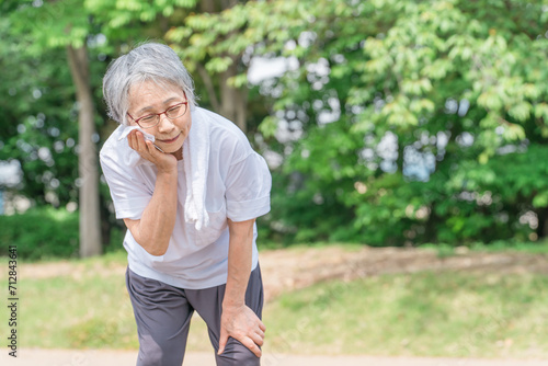 公園で運動をして体調不良になる高齢者女性（ロコモ・フレイル・サルコペニア・熱中症・日射病・夏バテ）
 photo
