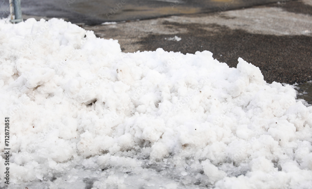 Winter wonderland scene with snow-covered vehicles and streets, creating a serene and festive atmosphere on a snowy day Winter wonderland scene with snow-covered vehicles and streets, creating a serene and festive atmosphere on a snowy day