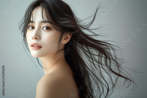 ロングヘアのアジア人女性の美容イメージ photo