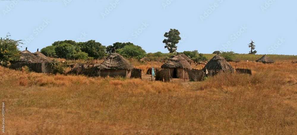 Petit village dans un endroit isolé au Sénégal