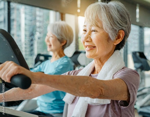 ジムで運動するシニア女性