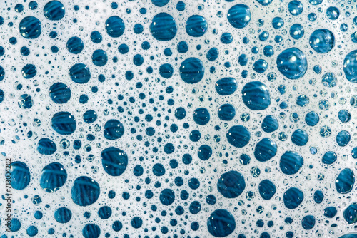 Biało niebieskie tło struktura wzór kółek babelków z piany w zbliżeniu makro