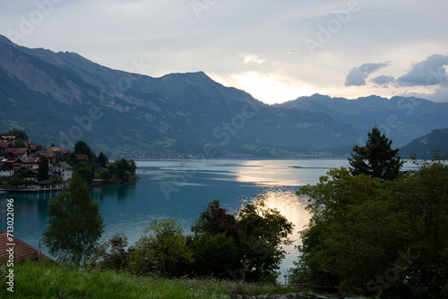 Bonito paisaje con lago y montañas