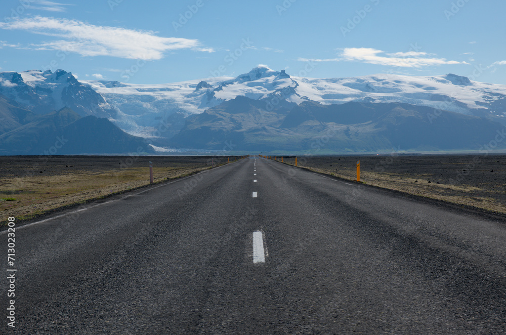 Naklejka premium Carretera hacia la montaña