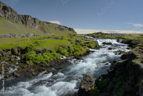 Río con rocas y montañas