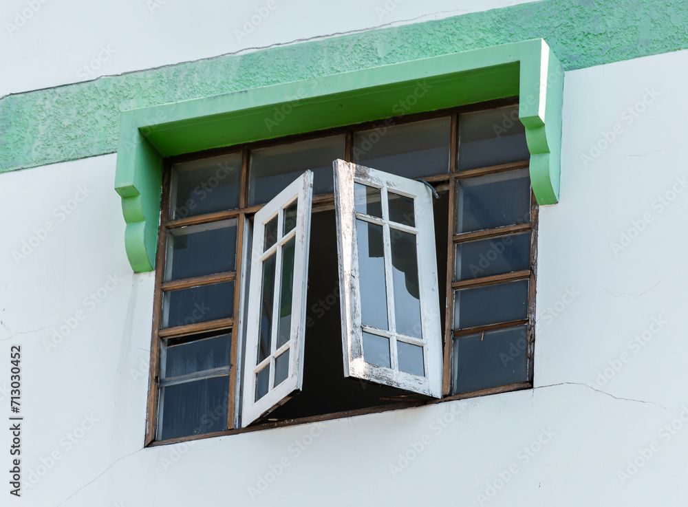 Obraz premium Broken wooden window on abandoned house