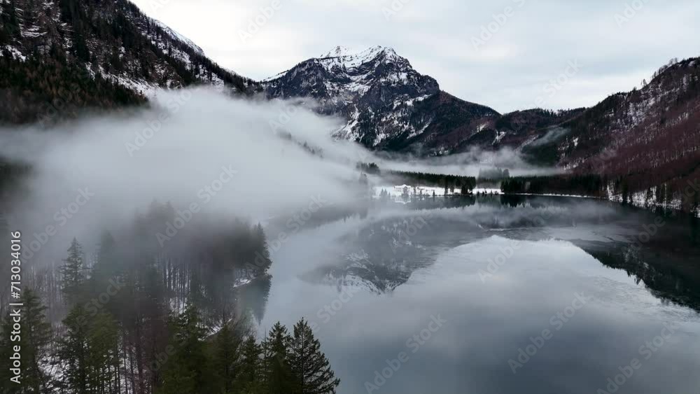 Drohnenflug über dem See in den Bergen in schöner Landschaft im Winter im Salzkammergut