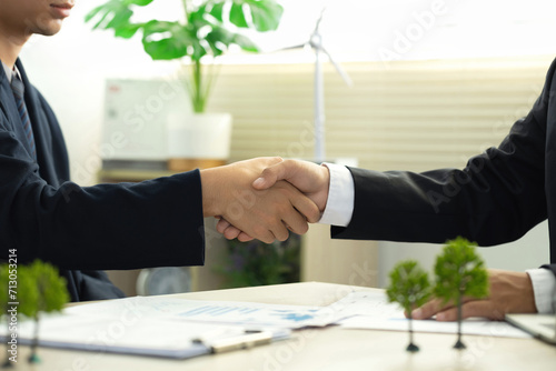 Fotografi Businessmen make handshakes with partners